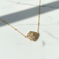 Elegant gullhalskjede på hvit marmor bakgrunn