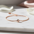 Rosegull armbånd på hvit marmor
